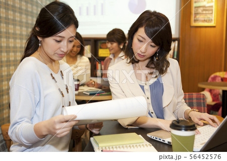 打ち合わせをする4人の女性 打ち合わせをする4人の女性 56452576