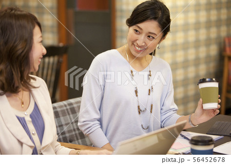 打ち合わせをする2人の女性 打ち合わせをする2人の女性 56452678