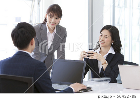 会議しているビジネスマンとビジネスウーマン 会議しているビジネスマンとビジネスウーマン 56452788