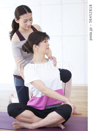 ストレッチをする2人の女性 ストレッチをする2人の女性 56452818