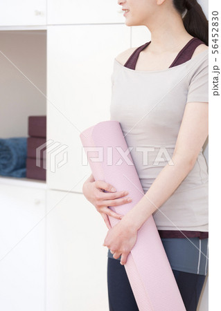 ヨガマットを持った女性 56452830