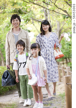 笑顔の4人家族 笑顔の4人家族 56453003