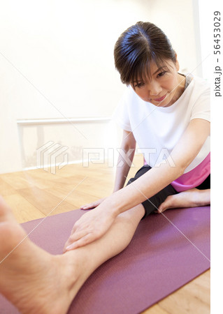 ヨガをする女性 56453029