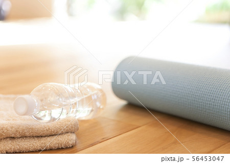 ヨガマットとタオルとミネラルウォーター 56453047