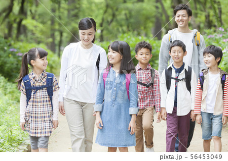 課外学習中の小学生と先生 56453049