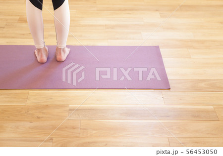 ヨガをする女性の足元 56453050