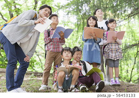 課外学習中の小学生と先生 56453133