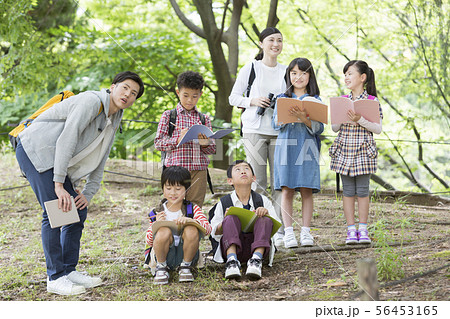 課外学習中の小学生と先生 56453165