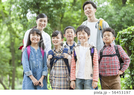 課外学習中の小学生と先生 56453197
