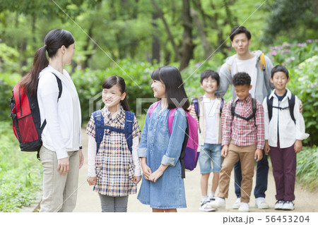 課外学習中の小学生と先生 56453204