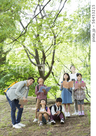 課外学習中の小学生と先生 56453215