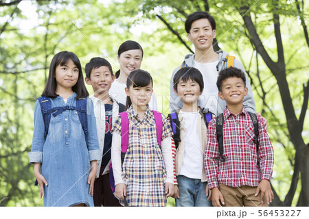 課外学習中の小学生と先生 56453227