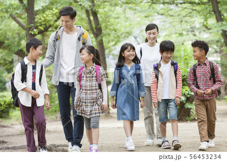 課外学習中の小学生と先生 56453234