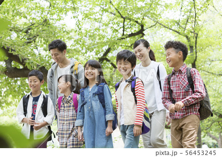 課外学習中の小学生と先生 課外学習中の小学生と先生 56453245