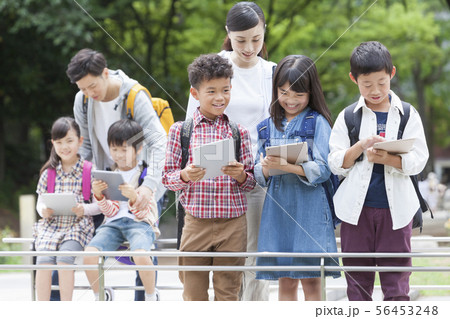 タブレットPCを見る小学生と先生 56453248