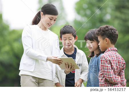 タブレットPCを見る小学生と先生 タブレットPCを見る小学生と先生 56453257