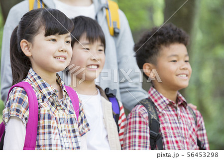 課外学習中の小学生と先生 56453298