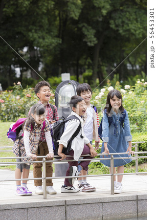 笑顔の小学生5人 56453301