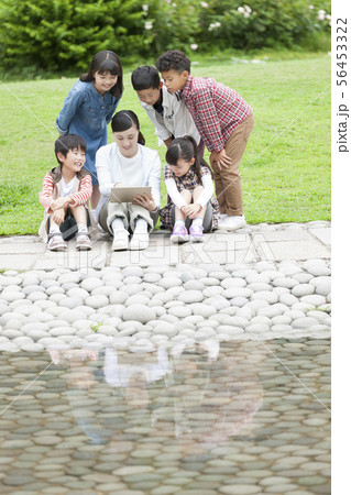 タブレットPCを見る小学生と先生 56453322