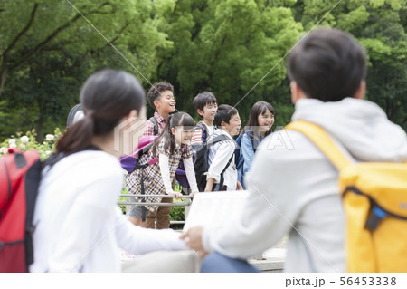 課外学習中の小学生と先生 56453338