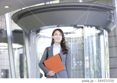 ファイルを持っている笑顔のビジネスウーマン 56453350