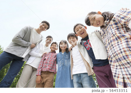 笑顔の小学生と先生 笑顔の小学生と先生 56453351