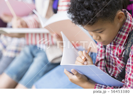 課外学習中の小学生 56453380