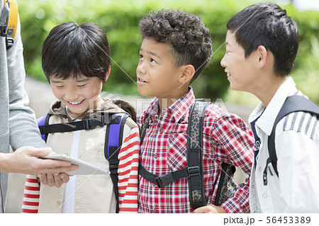 タブレットPCを見る小学生と先生 56453389