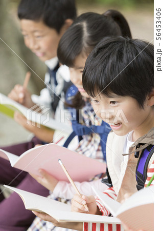 課外学習中の小学生 56453406