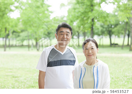トレーニングウェアを着ている中高年夫婦 トレーニングウェアを着ている中高年夫婦 56453527
