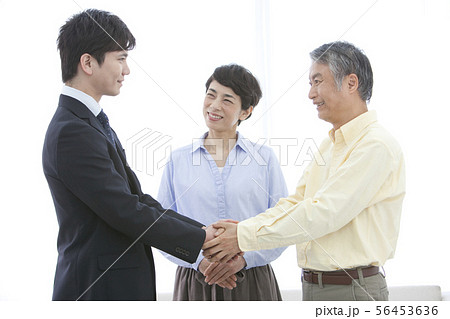 中年男性と握手するセールスマン 中年男性と握手するセールスマン 56453636