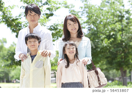 遠くを見ている4人家族 遠くを見ている4人家族 56453807