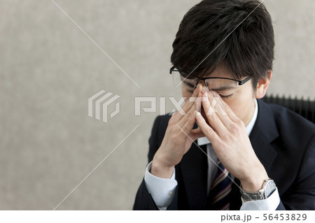 目元を押さえるビジネスマン 目元を押さえるビジネスマン 56453829