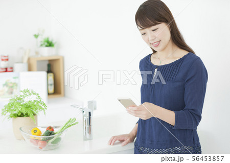 スマートフォンを見る女性 56453857