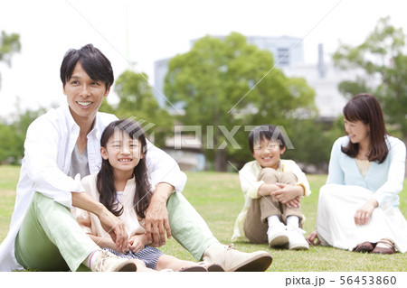 芝生に座る4人家族 芝生に座る4人家族 56453860