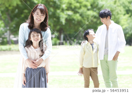 笑顔の母と娘と肩を組む父と息子 56453951