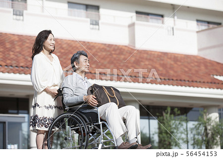 笑顔の車椅子の中高年男性と女性 56454153