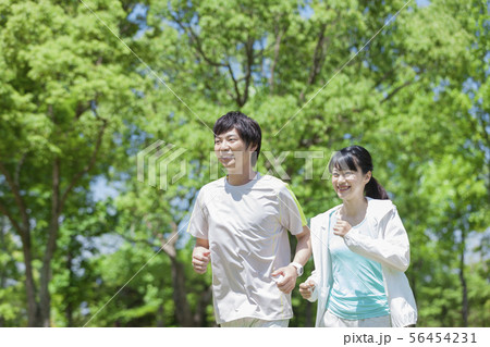 ジョギングをするカップル 56454231