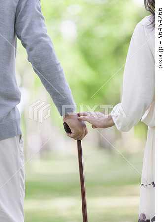 杖をつく中高年夫婦の手元 56454266