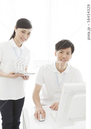 パソコンを操作する男性と女性 56454329