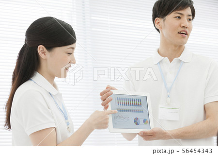 タブレットPCを操作する男性と女性 56454343