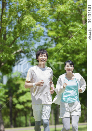 ジョギングをするカップル 56454381