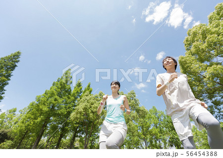 ジョギングをするカップル 56454388