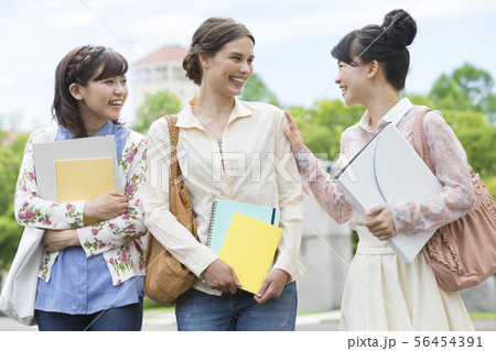 3人の女子大生 3人の女子大生 56454391