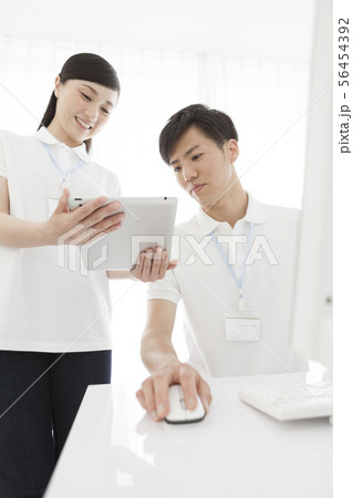 タブレットPCを見る男性と女性 56454392