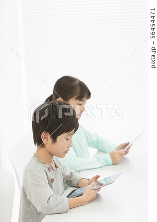 タブレットPCで勉強する小学生 タブレットPCで勉強する小学生 56454471