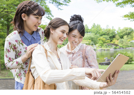 タブレットPCを持つ3人の女性 タブレットPCを持つ3人の女性 56454502