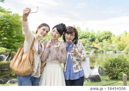 スマートフォンで撮影する3人の女性 56454506