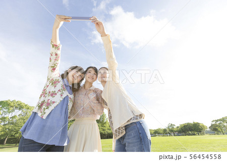 タブレットPCで撮影する3人の女性 56454558
