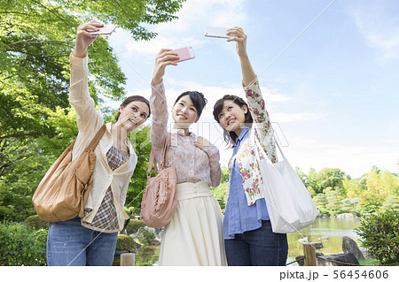 スマートフォンで撮影する3人の女性 56454606